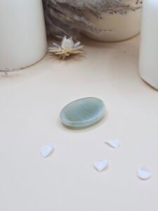 Pierre de souci en aventurine verte, favorisant la chance et l’équilibre émotionnel.
