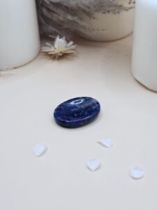 Pierre de souci sodalite, symbole de clarté mentale, d'harmonie et d'expression personnelle.