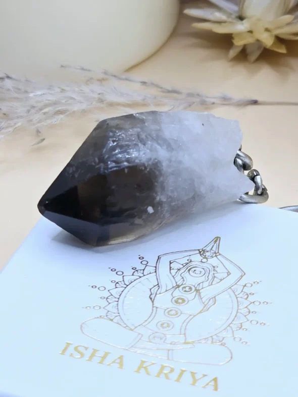 Porte-clé en quartz fumé, symbole de protection et d’équilibre énergétique.