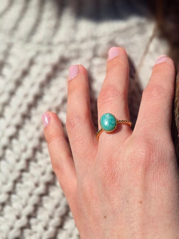 Bague ajustable torsadée en plaqué or avec Amazonite – Élégance et sérénité