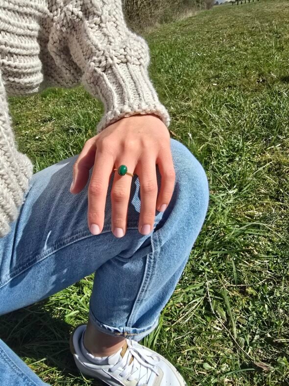 Bague ajustable torsadée en plaqué or avec Malachite – Élégance et protection naturelle