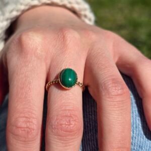 Bague ajustable torsadée en plaqué or avec Malachite – Élégance et protection naturelle