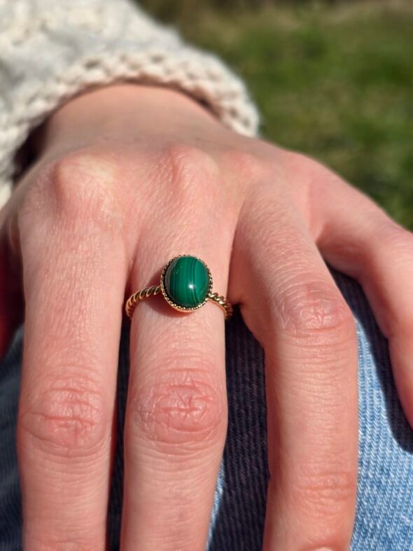 Bague ajustable torsadée en plaqué or avec Malachite – Élégance et protection naturelle