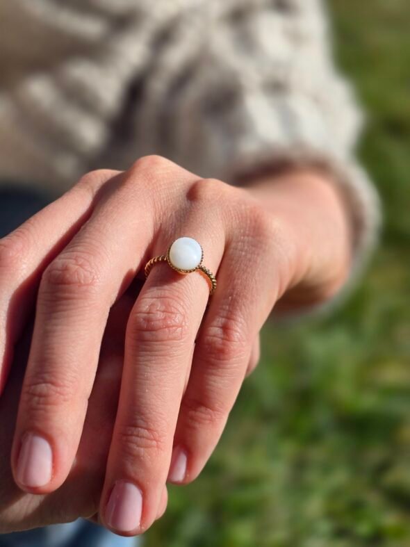 Bague ajustable anneau torsadé en plaqué or avec Nacre – Élégance et pureté