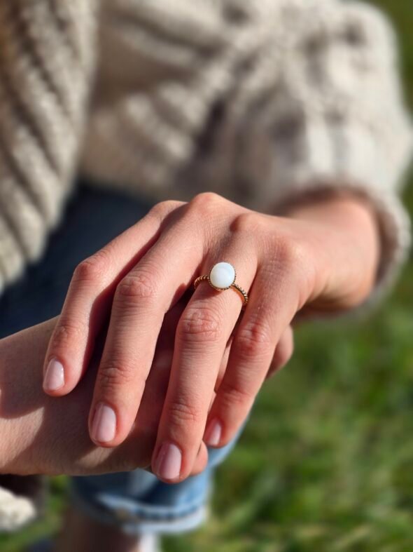 Bague plaqué or ajustable anneau torsadé, Nacre – Image 3