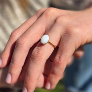 Bague ajustable anneau torsadé en plaqué or avec Nacre – Élégance et pureté