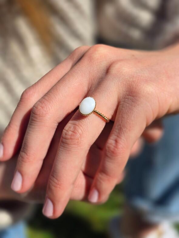 Bague ajustable anneau torsadé en plaqué or avec Nacre – Élégance et pureté