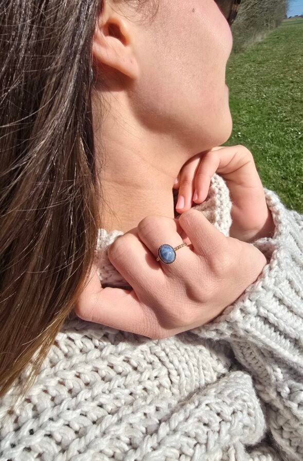 Bague plaqué or ajustable torsadé, Sodalite – Image 3