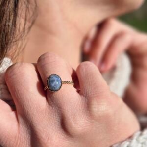 Bague ajustable torsadée en plaqué or avec Sodalite – Élégance et clarté d’esprit