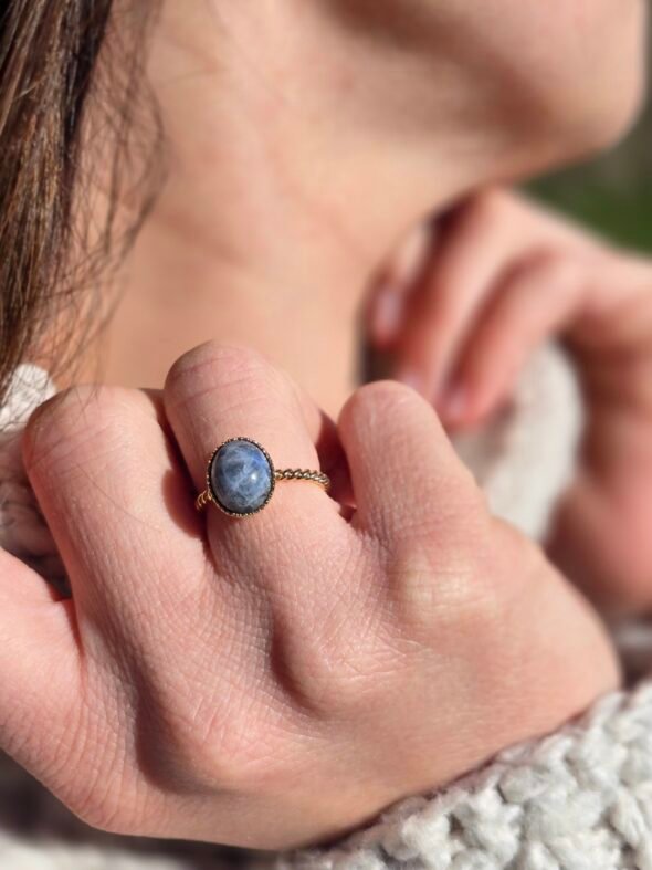 Bague ajustable torsadée en plaqué or avec Sodalite – Élégance et clarté d’esprit
