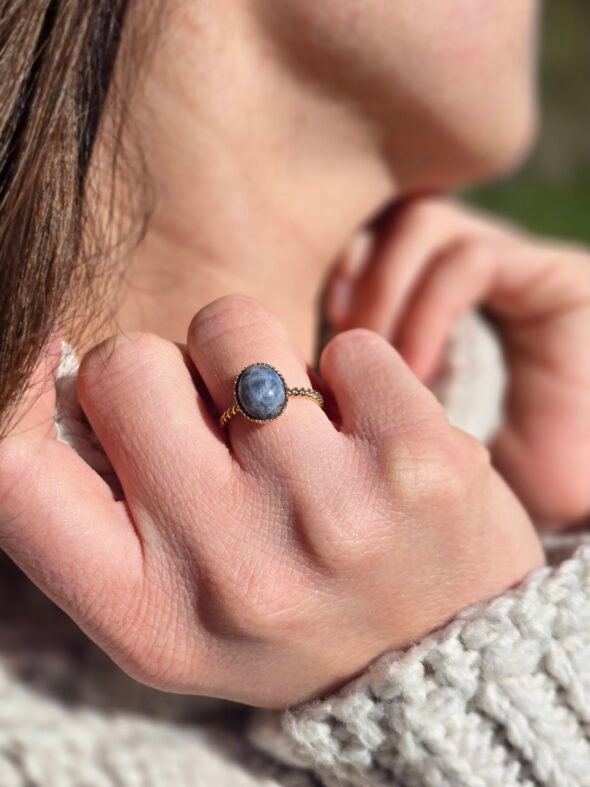 Bague ajustable torsadée en plaqué or avec Sodalite – Élégance et clarté d’esprit