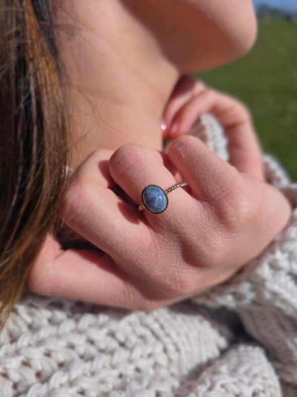 Bague plaqué or ajustable torsadé, Sodalite – Image 2