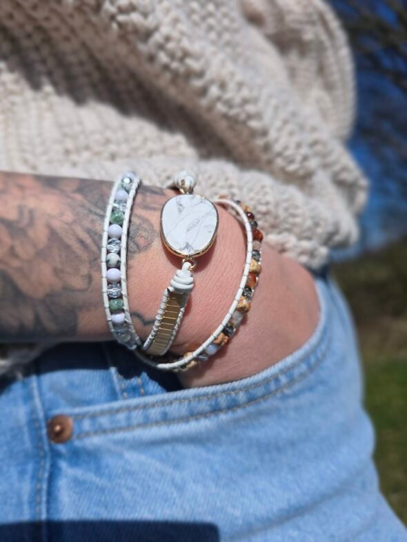 Bracelet en cuir avec Howlite blanche naturelle et perles dorées – Bijou élégant et apaisant