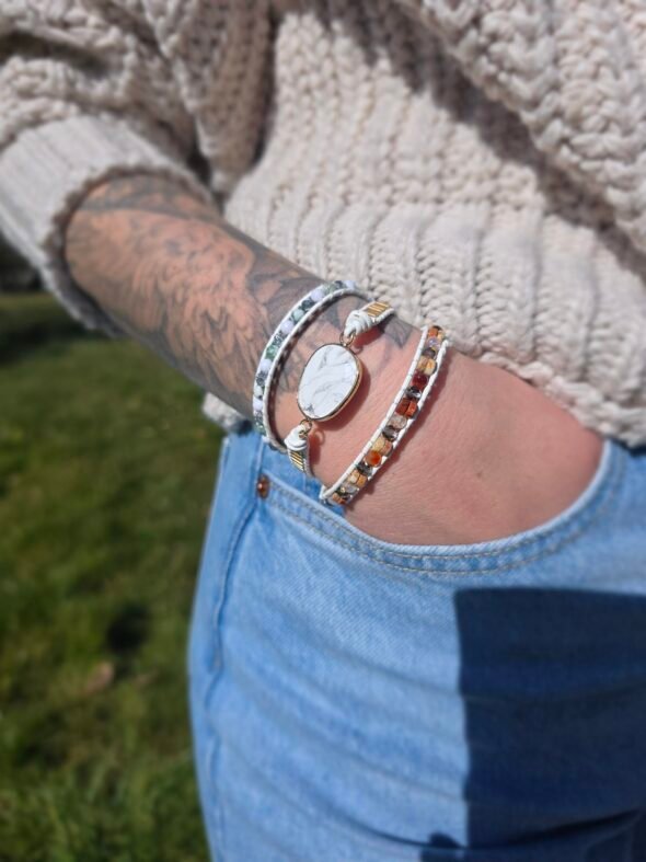 Bracelet en cuir avec Howlite blanche naturelle et perles dorées – Bijou élégant et apaisant