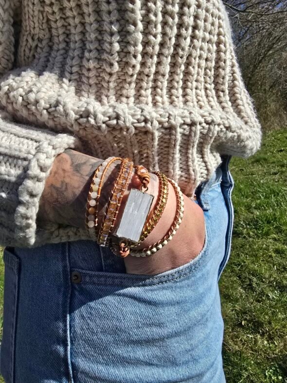 Bracelet en cuir avec Sélénite blanche naturelle et Pierres de Soleil – Bijou lumineux et énergétique