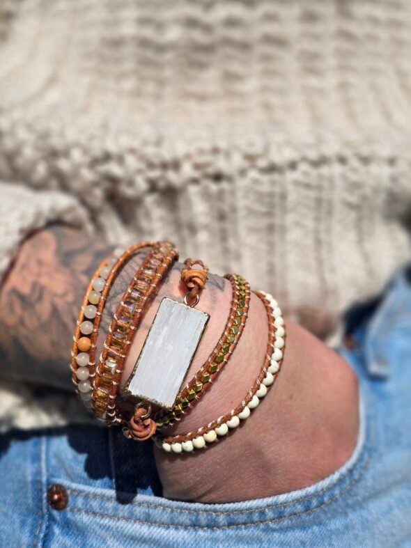 Bracelet en cuir avec Sélénite blanche naturelle et Pierres de Soleil – Bijou lumineux et énergétique
