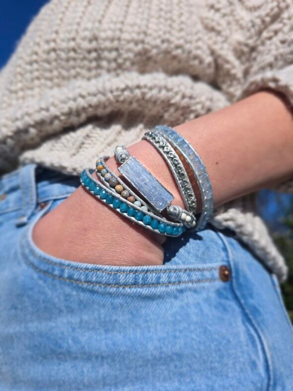 Bracelet en cuir enduit avec perles de Topaze Bleue Naturelle et Jaspe Royal – Bijou artisanal et énergétique