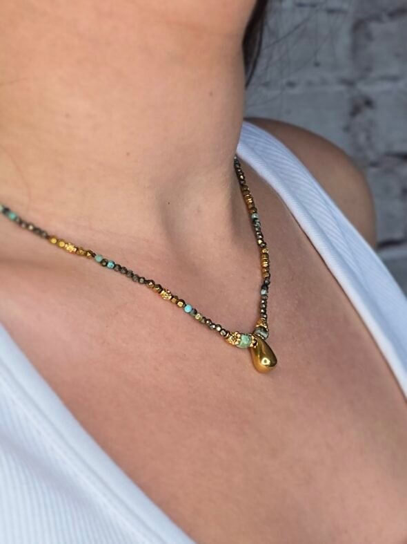 Collier Pendentif Goutte Turquoise d'Afrique – Élégance et protection naturelle