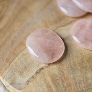 Petit galet en Quartz Rose naturel 4-7 cm – pierre de l’amour, sérénité et harmonie émotionnelle