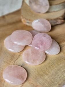 Petit galet en Quartz Rose naturel 4-7 cm – pierre de l’amour, sérénité et harmonie émotionnelle