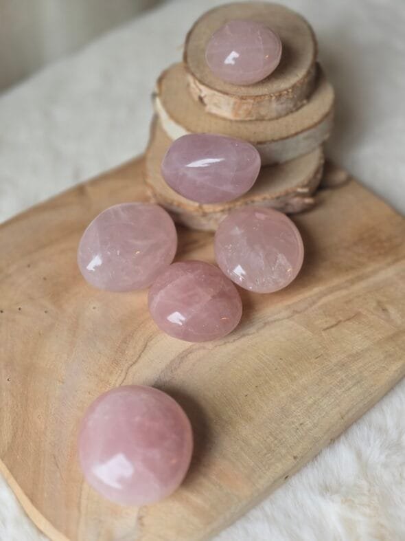 Galets en Quartz Rose naturel 4-6 cm Madagascar – pierre de l’amour, sérénité et harmonie émotionnelle
