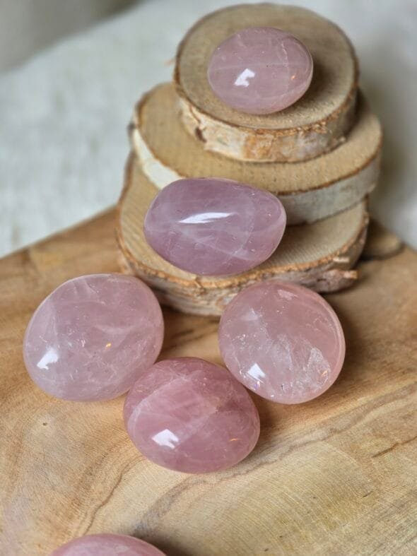 Galets en Quartz Rose naturel 4-6 cm Madagascar – pierre de l’amour, sérénité et harmonie émotionnelle