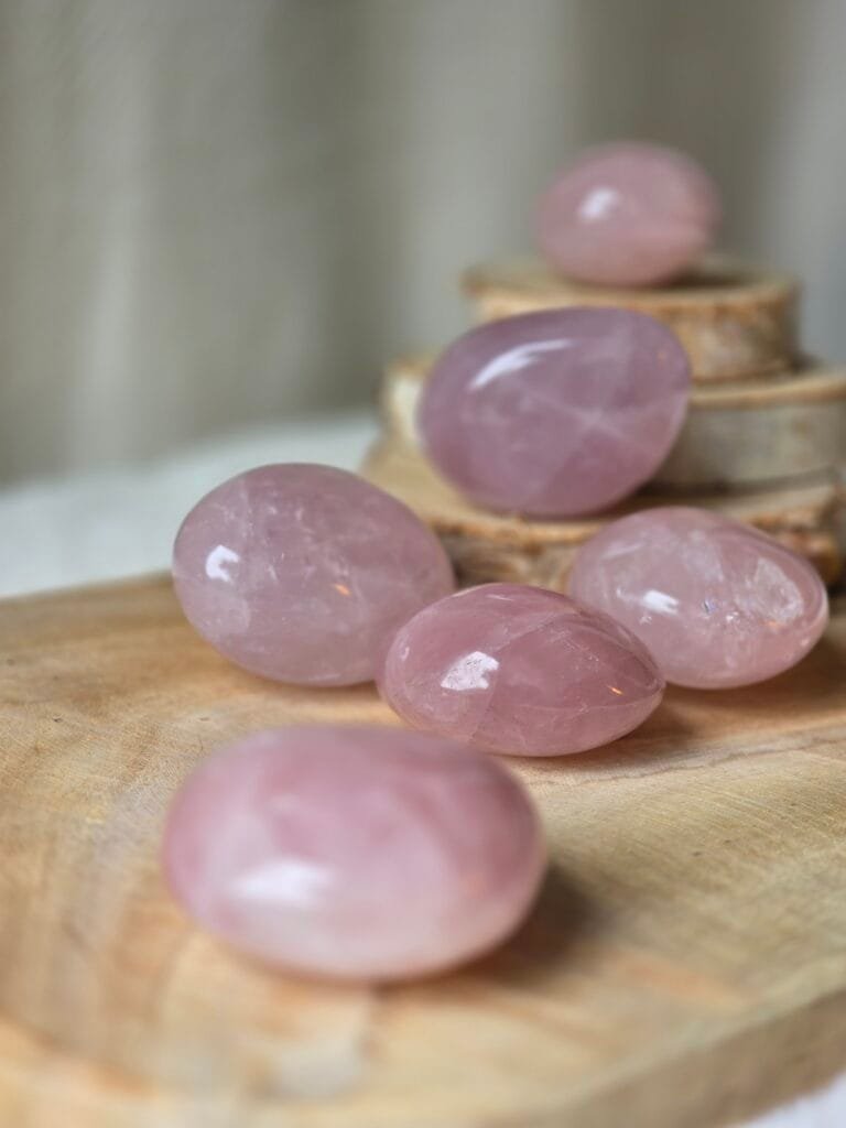 Galets en Quartz Rose naturel 4-6 cm Madagascar – pierre de l’amour, sérénité et harmonie émotionnelle
