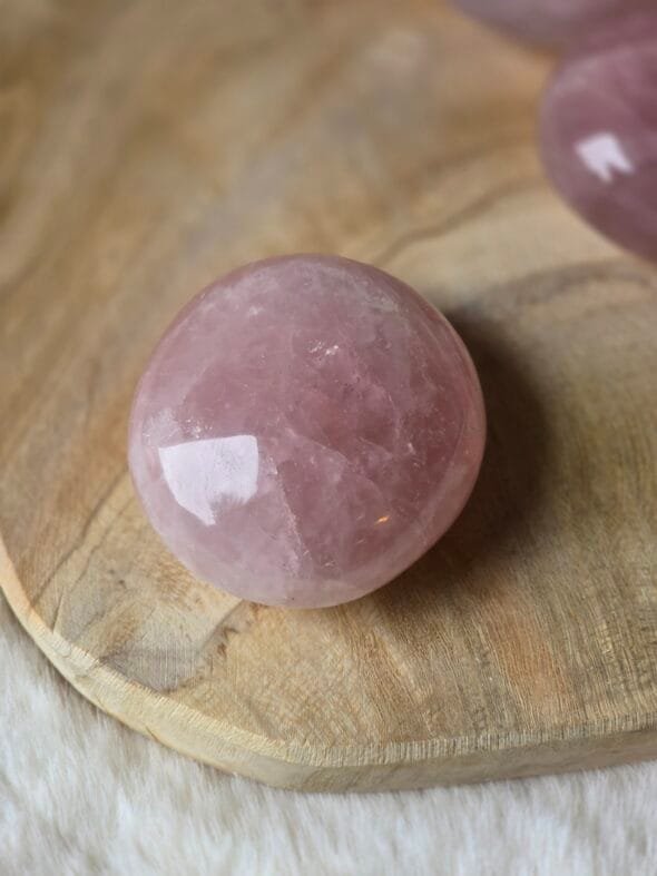 Galets en Quartz Rose naturel 4-6 cm Madagascar – pierre de l’amour, sérénité et harmonie émotionnelle