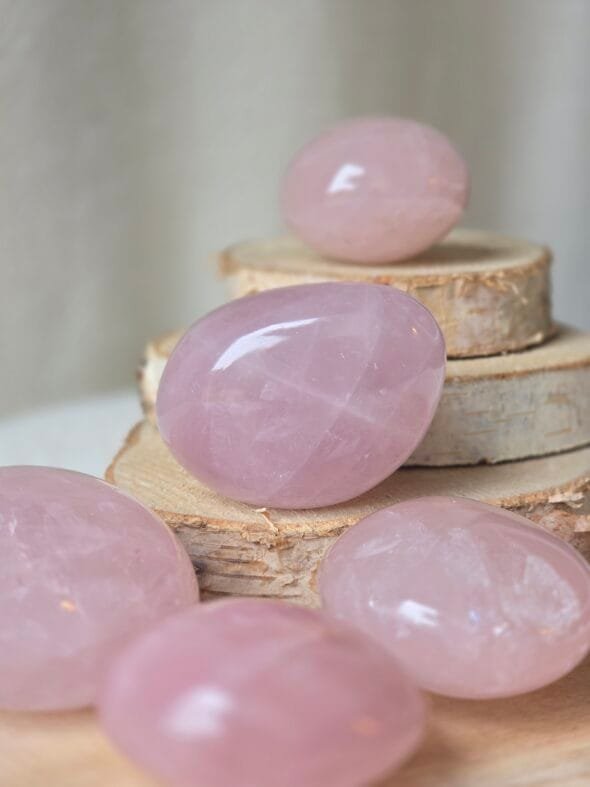 Galets en Quartz Rose naturel 4-6 cm Madagascar – pierre de l’amour, sérénité et harmonie émotionnelle