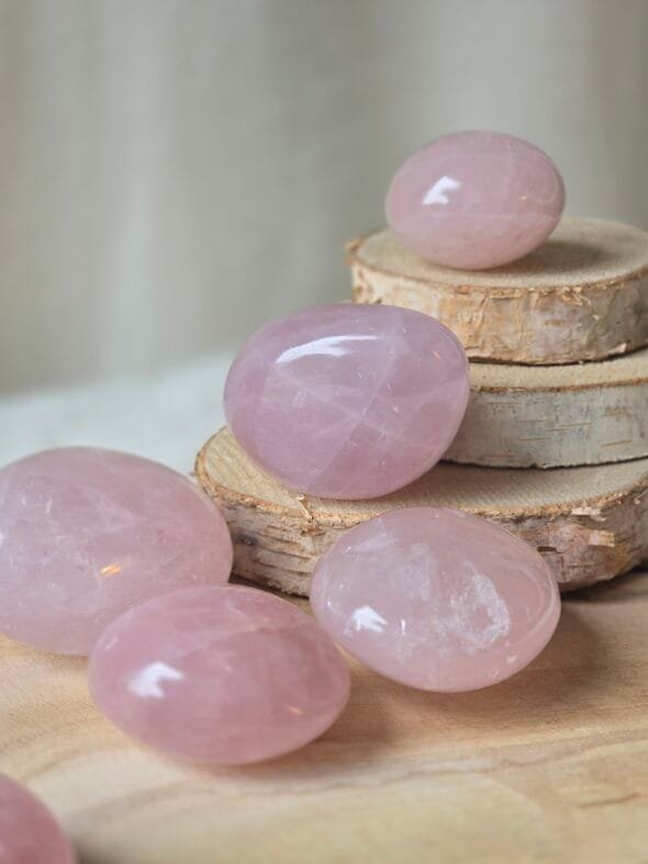 Galets en Quartz Rose naturel 4-6 cm Madagascar – pierre de l’amour, sérénité et harmonie émotionnelle