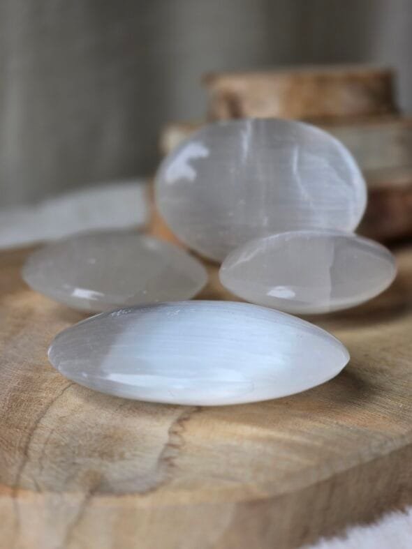 Galet de Sélénite naturelle 7 cm – pierre de purification, clarté mentale et harmonie énergétique