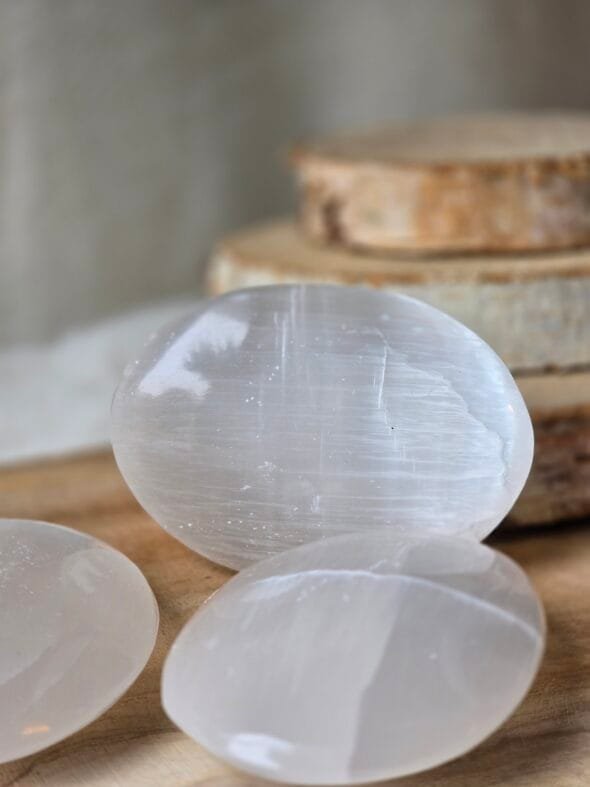 Galet de Sélénite naturelle 7 cm – pierre de purification, clarté mentale et harmonie énergétique