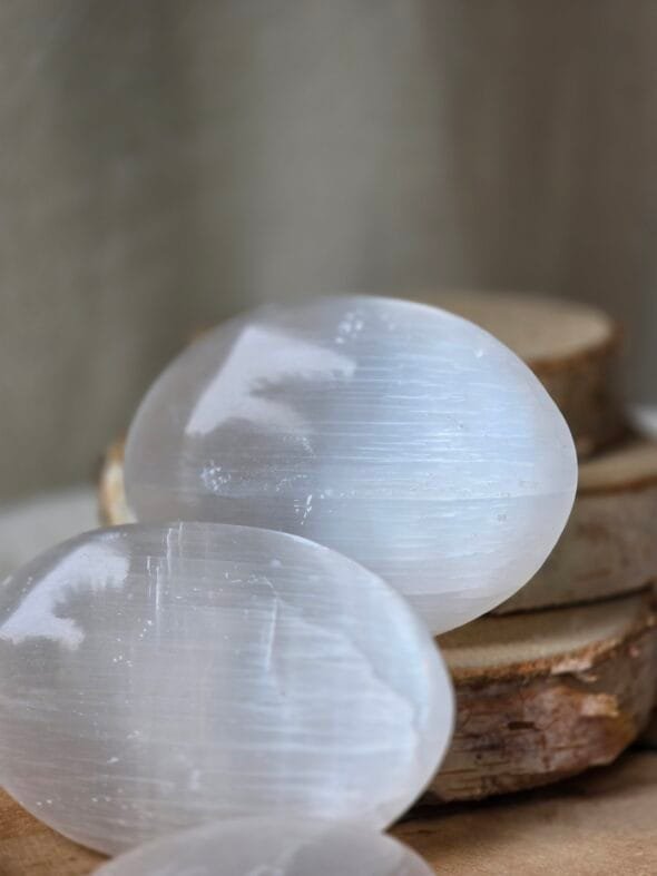 Galet de Sélénite naturelle 7 cm – pierre de purification, clarté mentale et harmonie énergétique