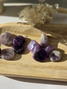 Améthyste naturelle violette, pierre spirituelle de sérénité et de purification utilisée en lithothérapie.