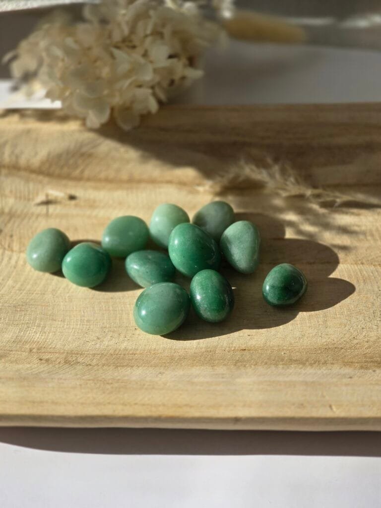 Aventurine verte naturelle, pierre d’apaisement et de chance utilisée en lithothérapie.