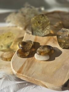 Citrine naturelle jaune doré, symbole d’abondance, de joie et de clarté mentale en lithothérapie.