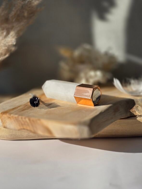 Roll-on massage 4 en 1 en cristal de roche, lithothérapie et aromathérapie pour détente et équilibre énergétique.