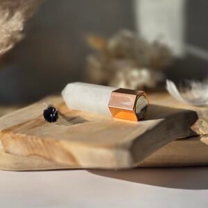 Roll-on massage 4 en 1 en cristal de roche, lithothérapie et aromathérapie pour détente et équilibre énergétique.