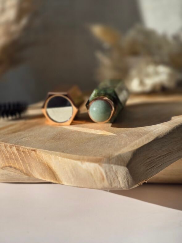 Roll-on massage 4 en 1 en jade vert, outil de lithothérapie et aromathérapie pour détente et bien-être.