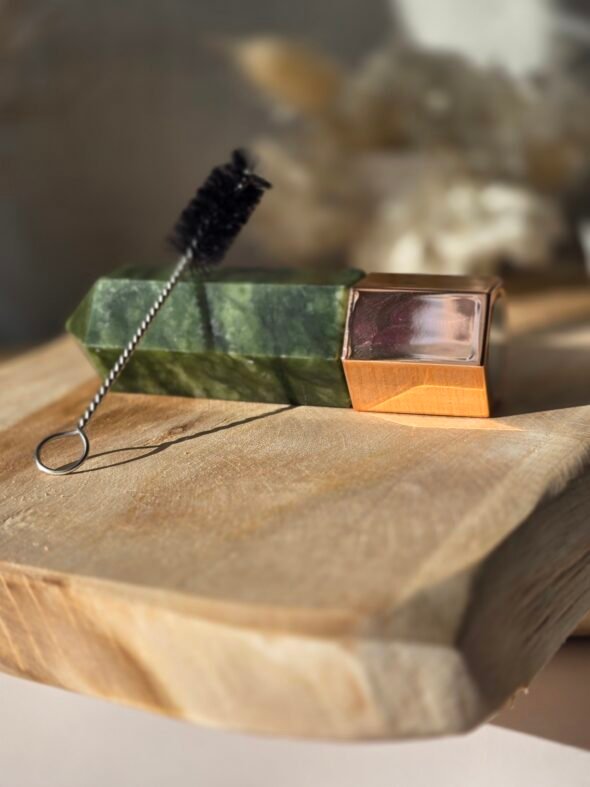 Roll-on massage 4 en 1 en jade vert, outil de lithothérapie et aromathérapie pour détente et bien-être.
