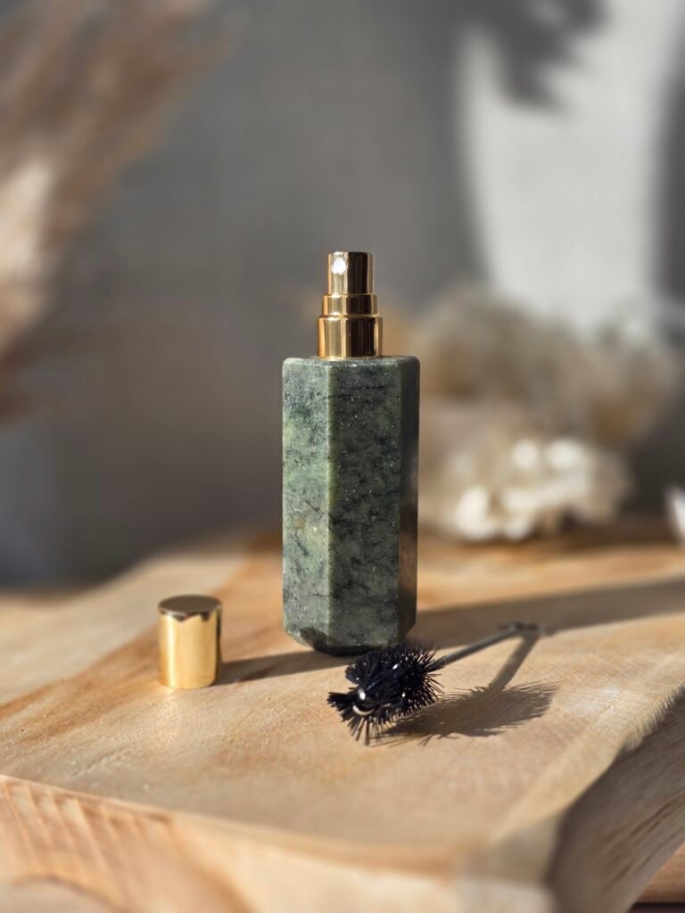 Bouteille de parfum en jade vert, pierre de guérison et aromathérapie pour relaxation et bien-être.