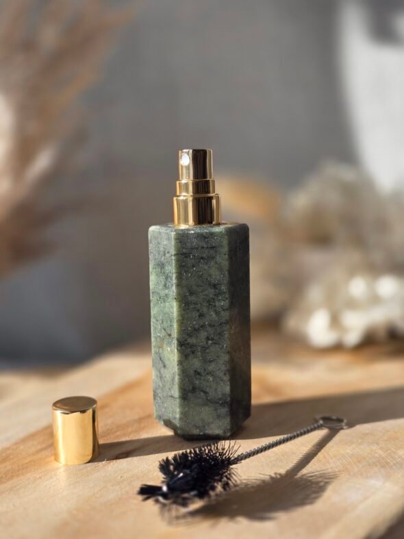 Bouteille de parfum en jade vert, pierre de guérison et aromathérapie pour relaxation et bien-être
