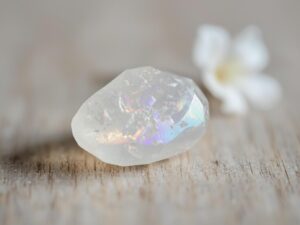 Sélénite brute blanche nacrée sur fond naturel — lithothérapie Isha Kriya