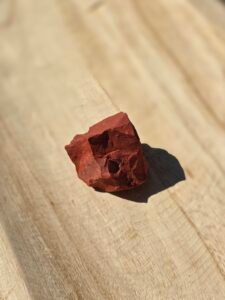 Pierre brute en Jaspe Rouge naturelle – pierre d’ancrage, de courage et de vitalité pour la stabilité intérieure.