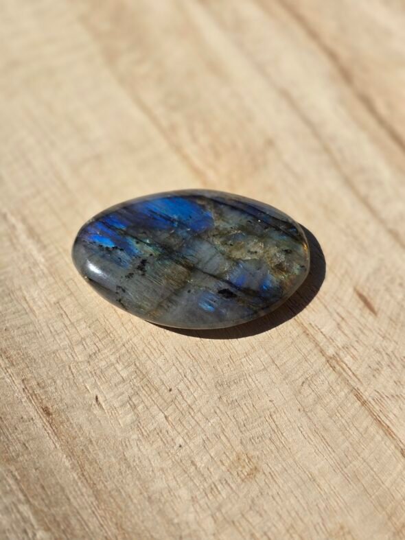 Galet de Labradorite naturelle de Madagascar – pierre de protection énergétique et d’intuition pour les personnes sensibles.