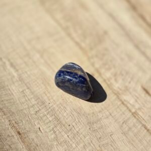 Pierre roulée en Lapis-Lazuli naturel d’Afghanistan – pour lithothérapie, méditation et clarté mentale.