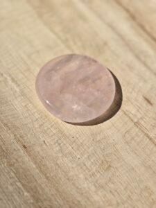 Galet en Quartz Rose naturel de Madagascar – pierre de lithothérapie pour l’amour, la tendresse et l’apaisement émotionnel.