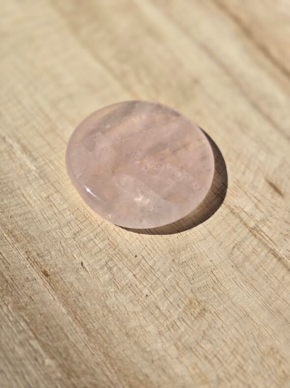 Galet en Quartz Rose naturel de Madagascar – pierre de lithothérapie pour l’amour, la tendresse et l’apaisement émotionnel.