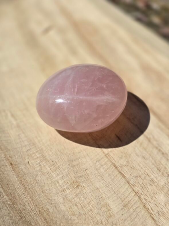 Galet en Quartz Rose naturel de Madagascar – pierre de lithothérapie pour apaiser les émotions, favoriser l’amour de soi et le calme intérieur.