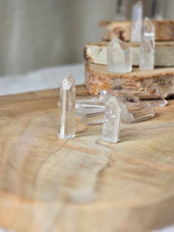 Petite pointe de cristal de roche naturel 2,5 à 5 cm Madagascar pour méditation, purification énergétique et grilles de cristaux